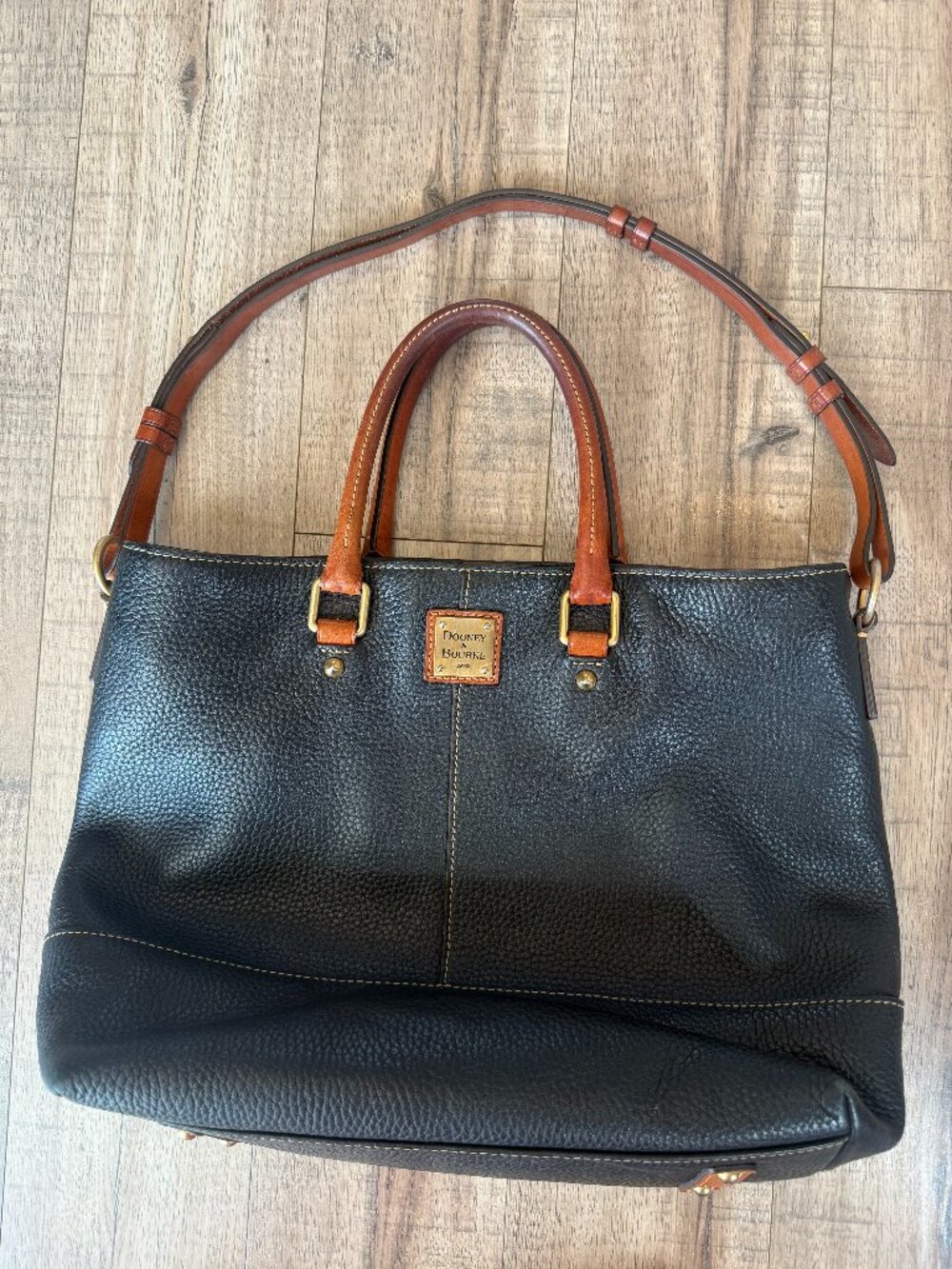 Dooney & Burke Chelsea shopper, black Leather with tan handles